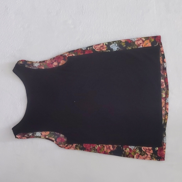 Floral Tank Top with Crochet Details (Small) - Picture 8 of 13